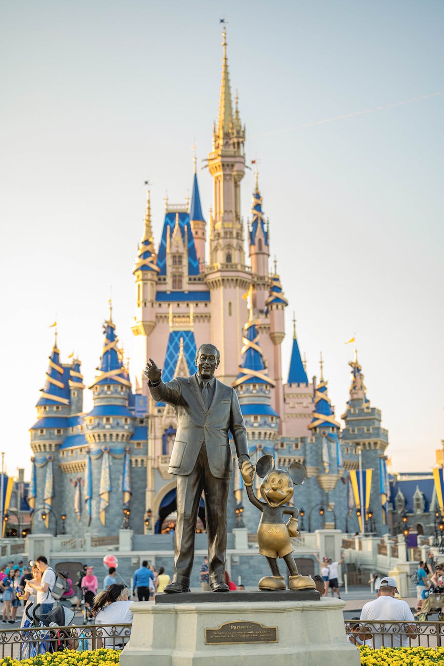 the walt disney statue in disney world